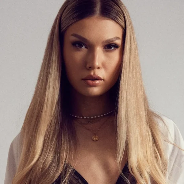 Model Alina Petcu Manechin Constanta Fashion Books