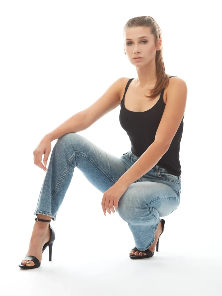 Model Emilia Fashion Books Photography Constanta Cauti un Fotograf Profesionist pentru un Pachet Complet de Servicii? Contacteaza-ne